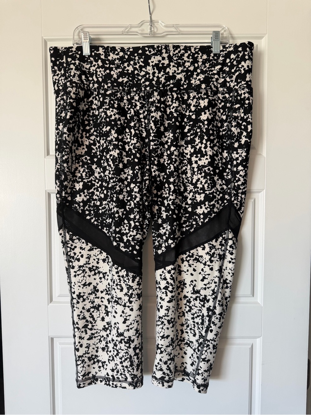 Livi Active Black & White Printed Women's Active Capri Pants